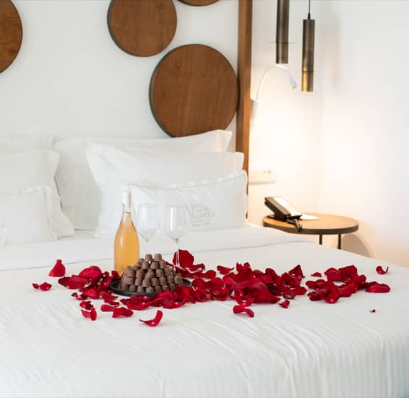 Αφρώδες κρασί, ροδοπέταλα & σοκολάτα